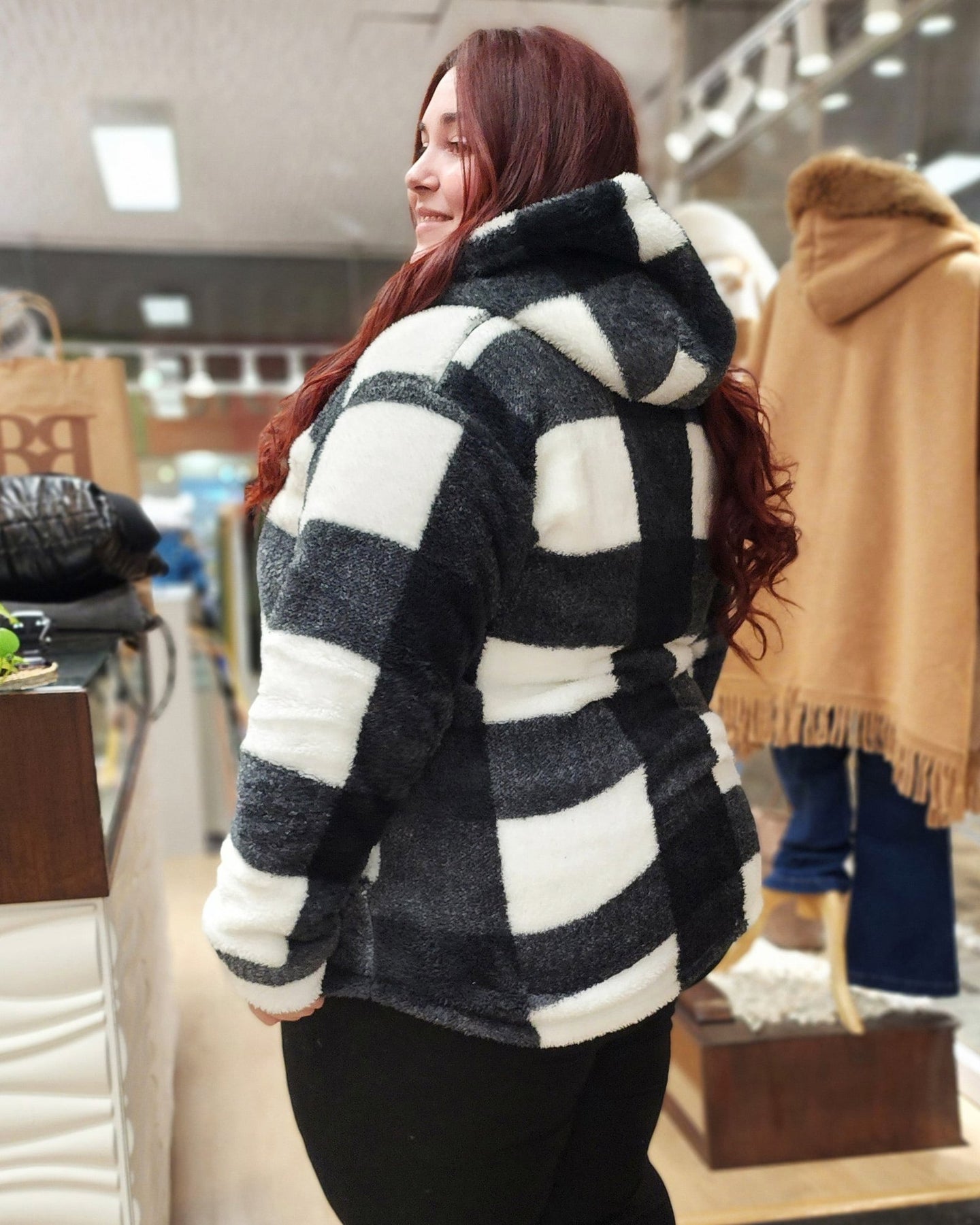 CAMPERA PIEL  - Negra y Blanca