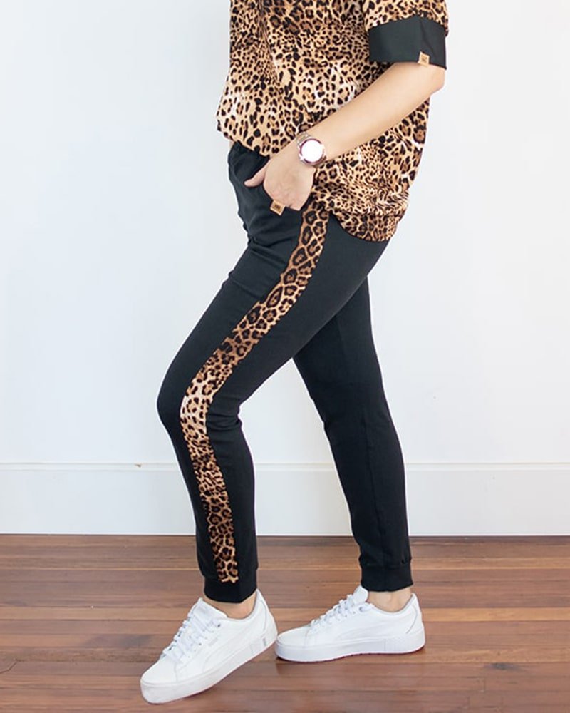 PANTALÓN JOGGER con Animal Print - Negro