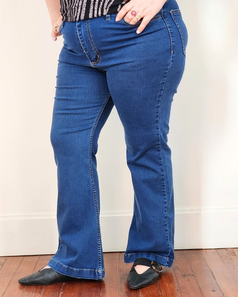 PANTALON JEAN FLARE CORTO - Azul