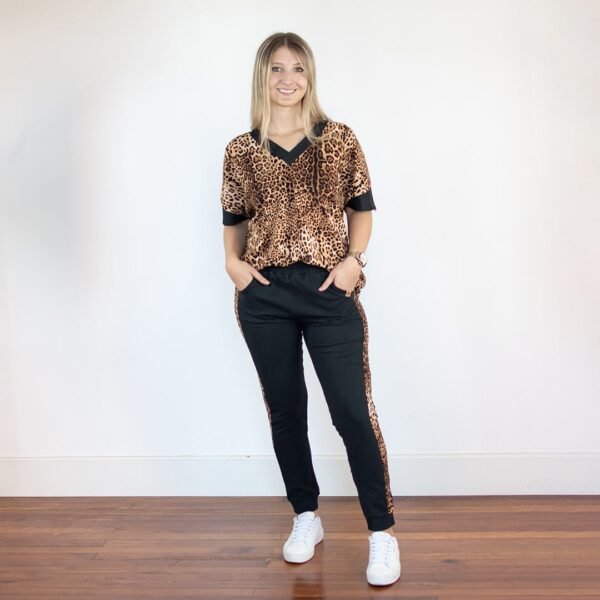Pantalón Negro con Animal Print JOGGER - Imagen 2