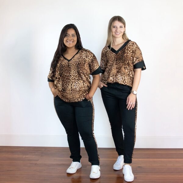 Pantalón Negro con Animal Print JOGGER - Imagen 4